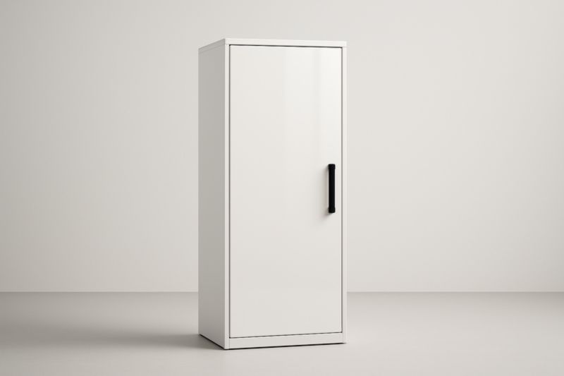 Armadio in metallo bianco con maniglia nera