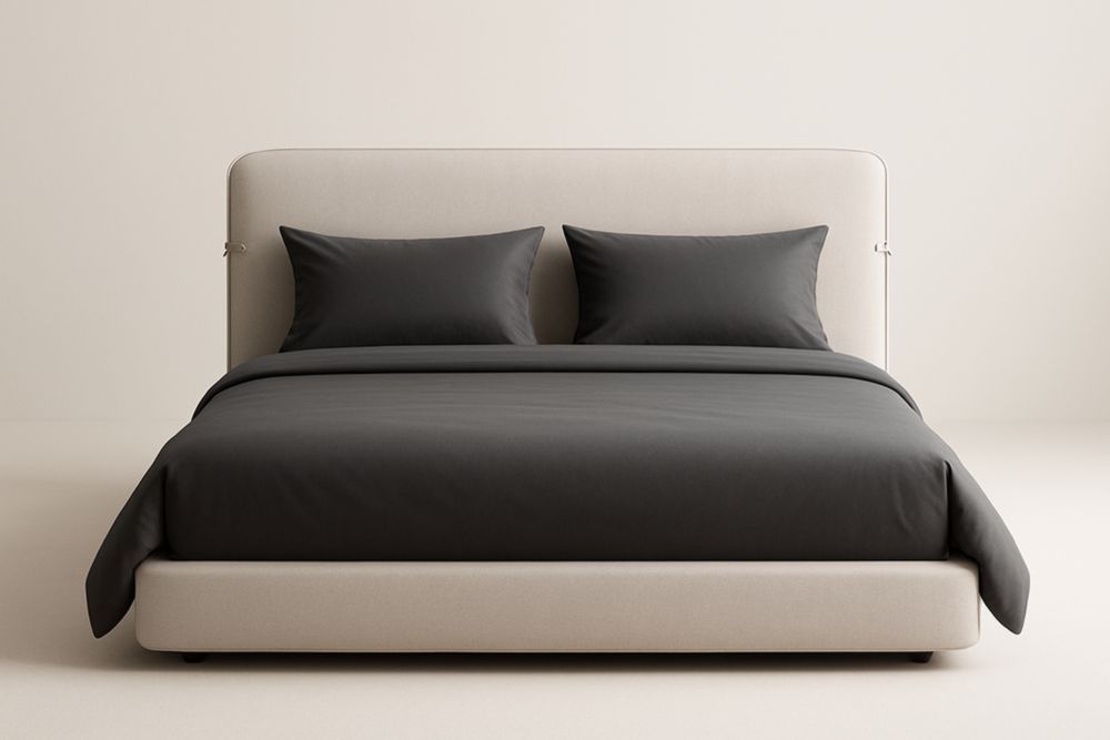 Letto matrimoniale imbottito con testiera in tessuto beige e biancheria nera