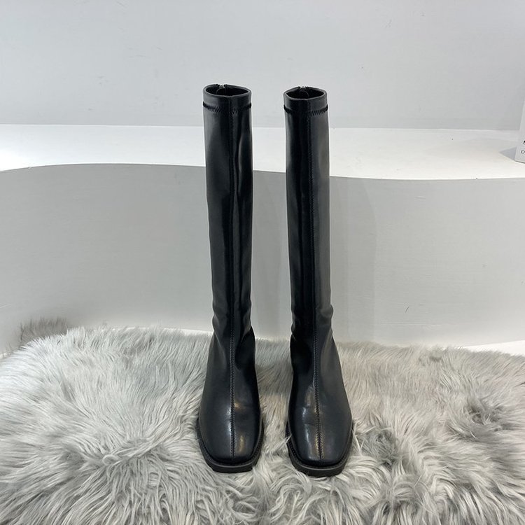 Karcsú szárú, négyzetes orrú lovaglócsizma 