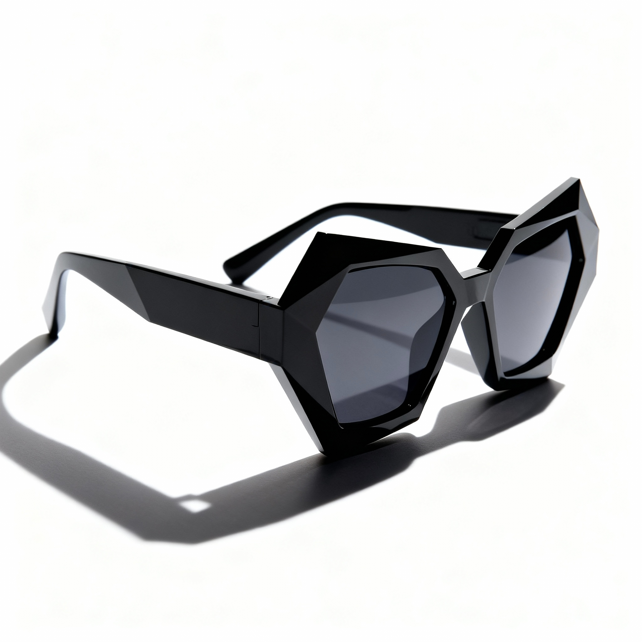 Geometric irregular sunglasses