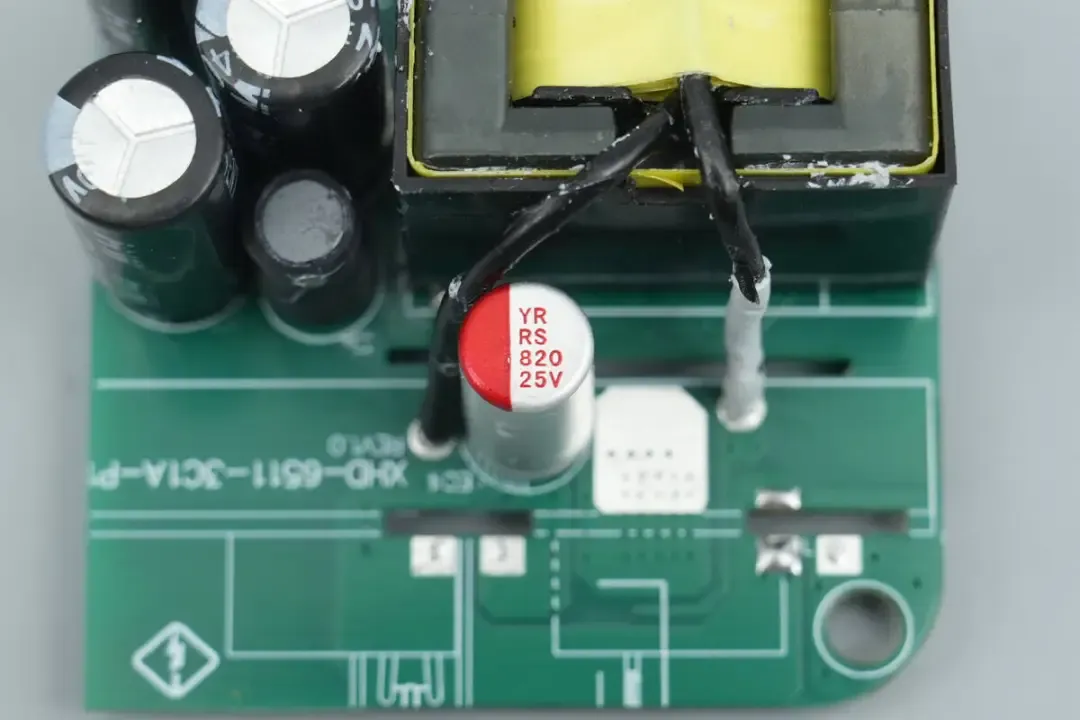 YUNRUI云睿 25V820μF