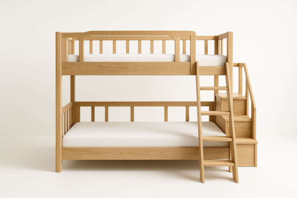 Letto a castello in legno massello con materassi bianchi