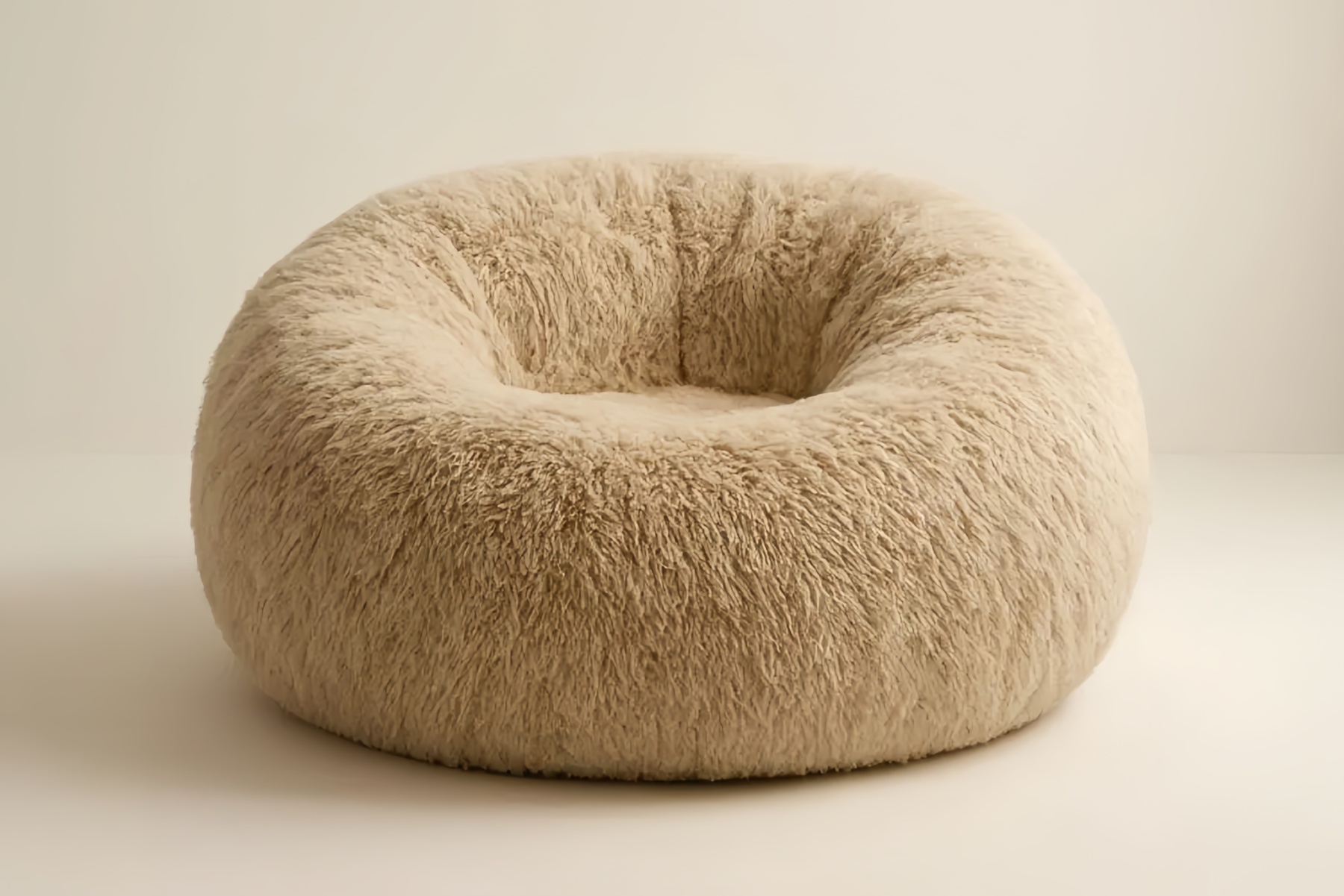 Poltrona a sacco rotonda in peluche beige