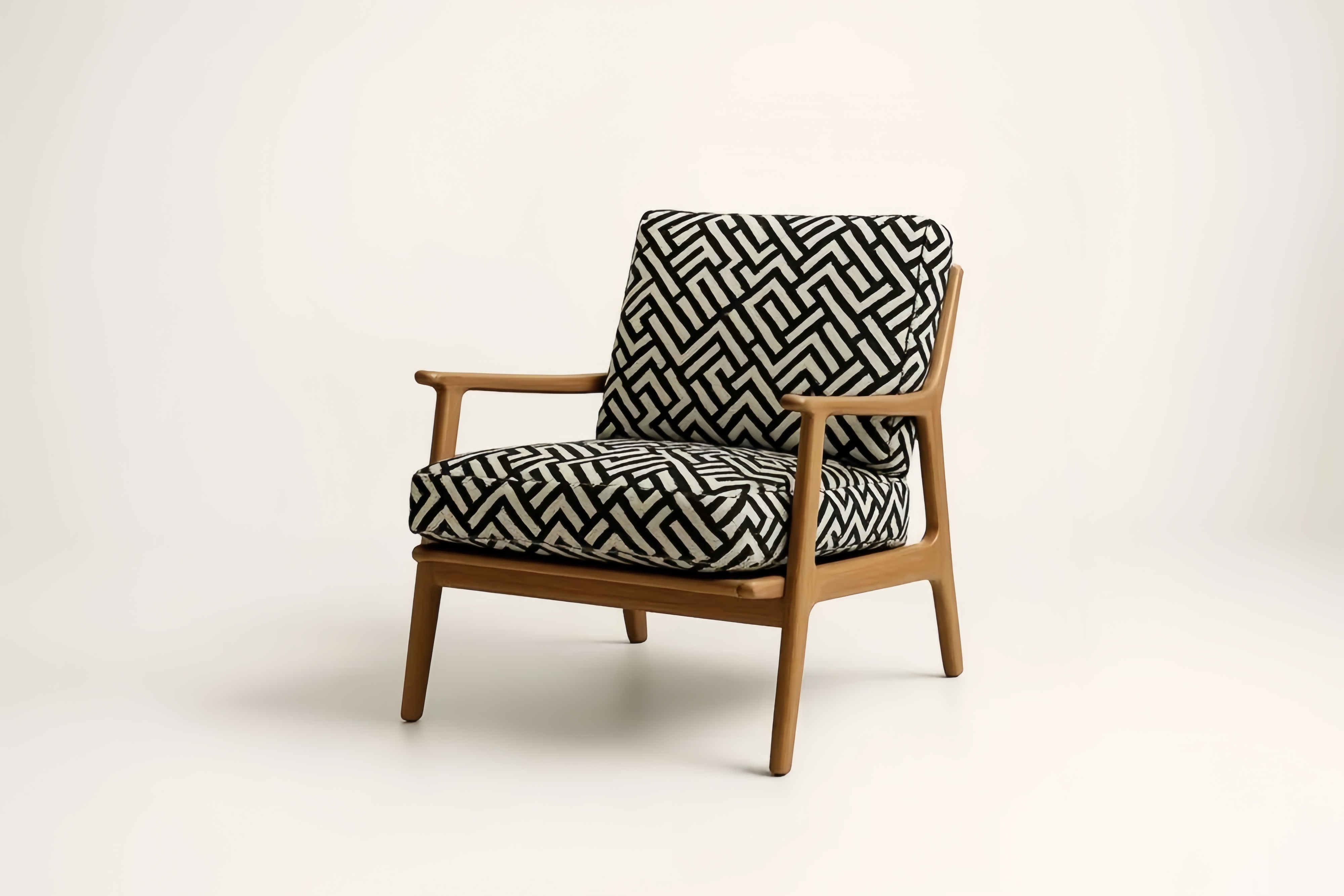 Poltrona in legno a motivi geometrici in cotone