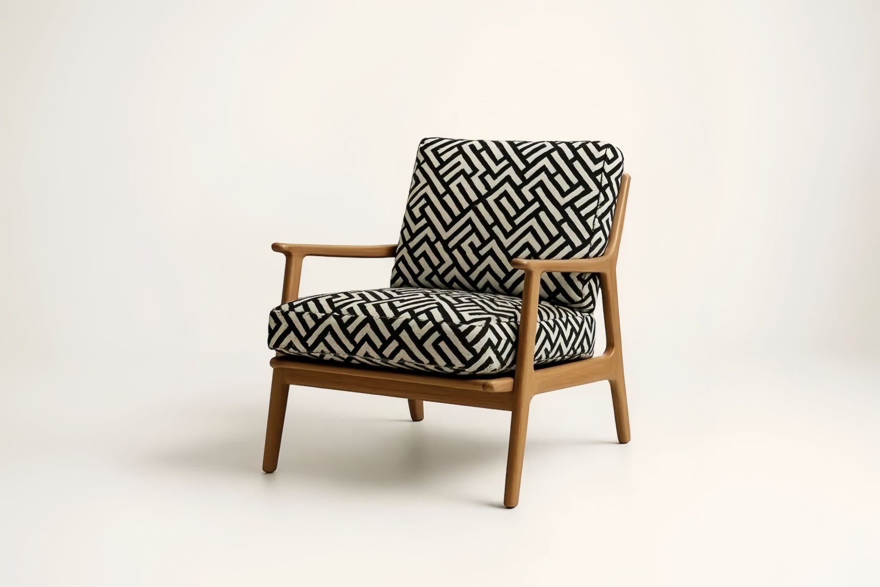 Poltrona in legno a motivi geometrici in cotone