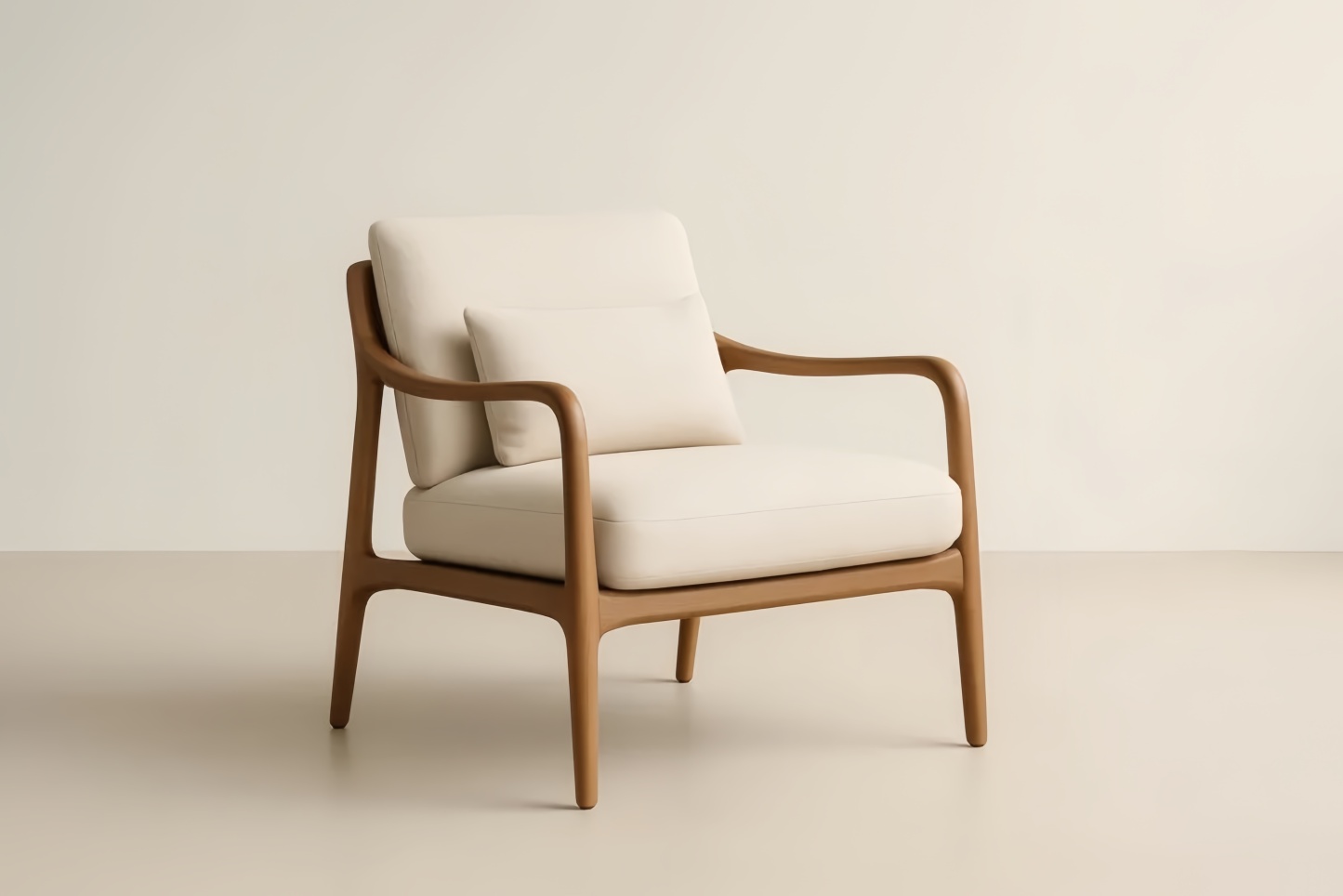 Poltrona in tessuto crema con struttura in legno massello