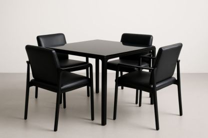 Set tavolo quadrato in vetro temperato nero con 4 sedie in pelle sintetica-Levorinta