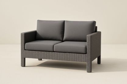 Divano a due posti in rattan sintetico grigio con cuscini-Levorinta