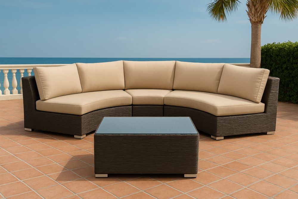 Set Divano Angolare da Esterno in Polyrattan con Cuscini Beige Tavolino in Vetro Temperato-Levorinta
