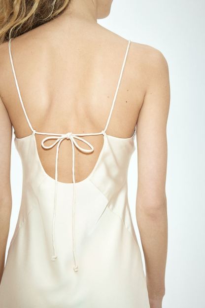Robe en satin à dos ouvert