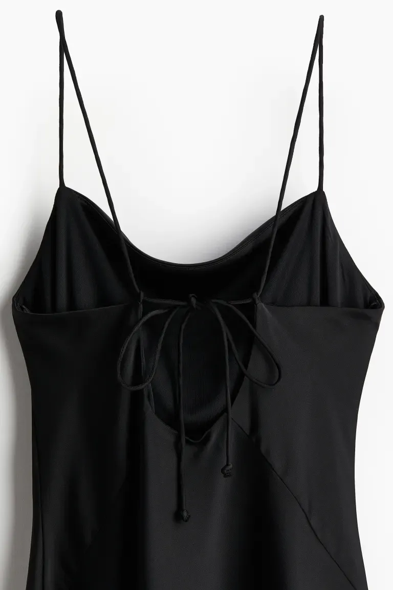 Robe en satin à dos ouvert