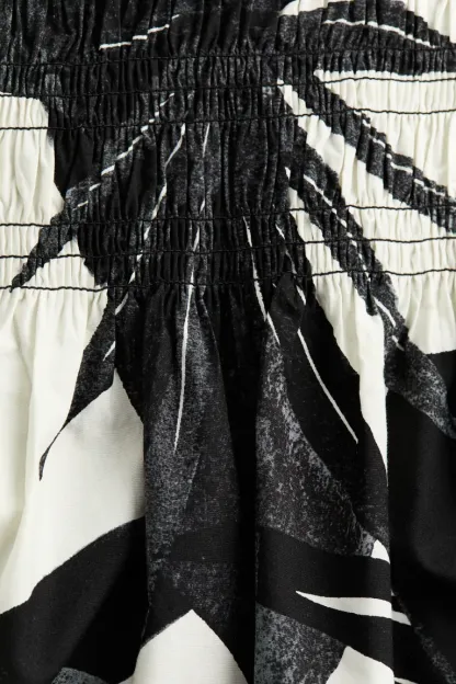 Robe smockée à épaules dénudées