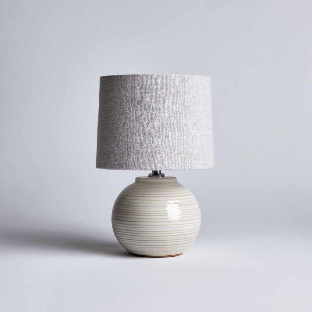 Lampe de table céramique et tissu 24x24x38 cm - blanc cassé et gris clair - style moderne pour salon-Nicheuse