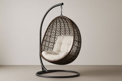 Garten-Hängesessel in Ei-Form aus PE-Rattan mit Stahlrahmen und beigen Kissen