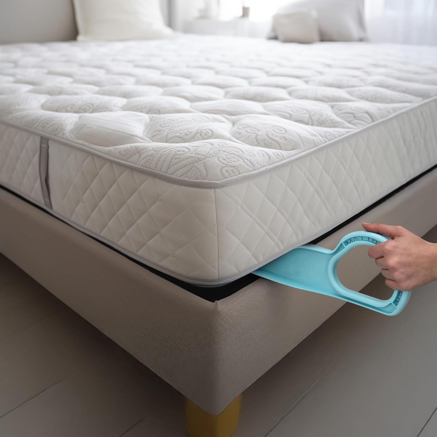 Ergonomic Mattress Lifter and Bed Organizer Tool – Easy Sheet Changing and Back Pain Relief for Hassle