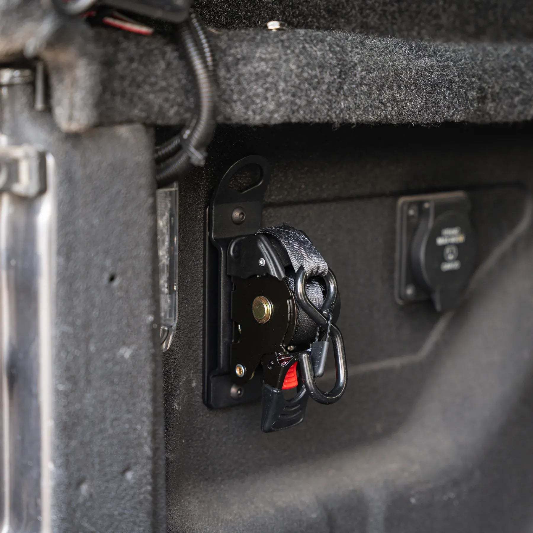 Integral Straps – Retractable Truck Bed Straps