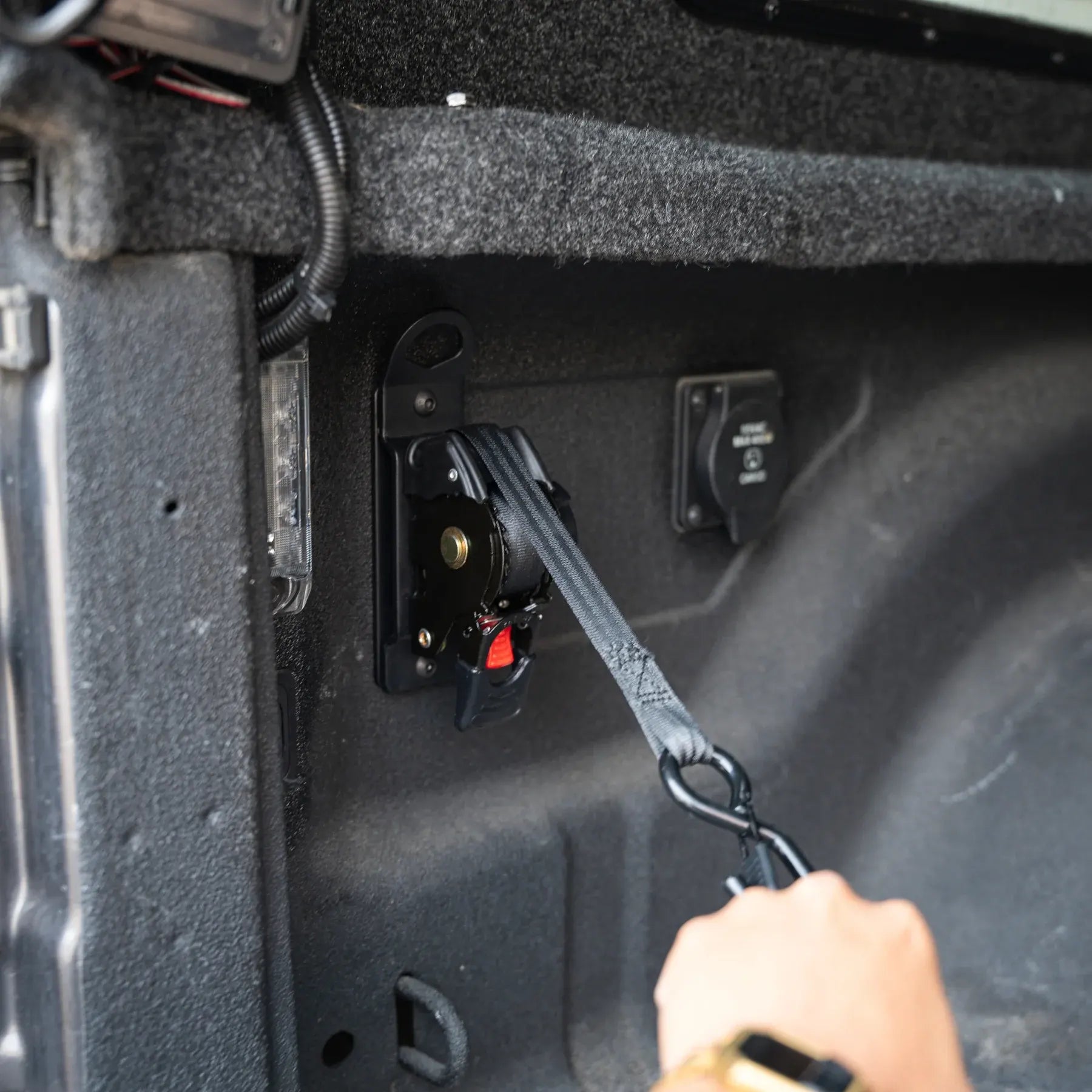 Integral Straps – Retractable Truck Bed Straps