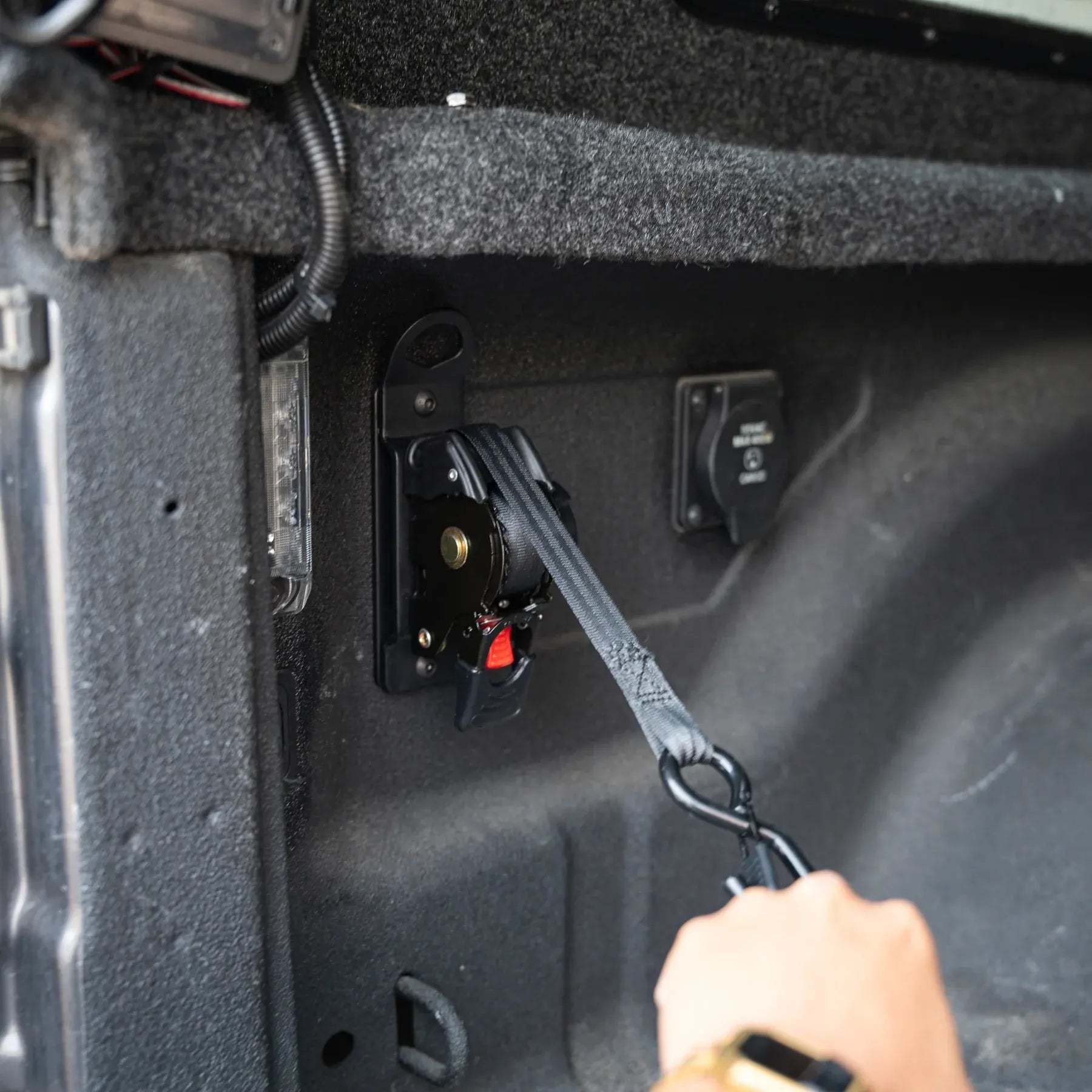Integral Straps – Retractable Truck Bed Straps