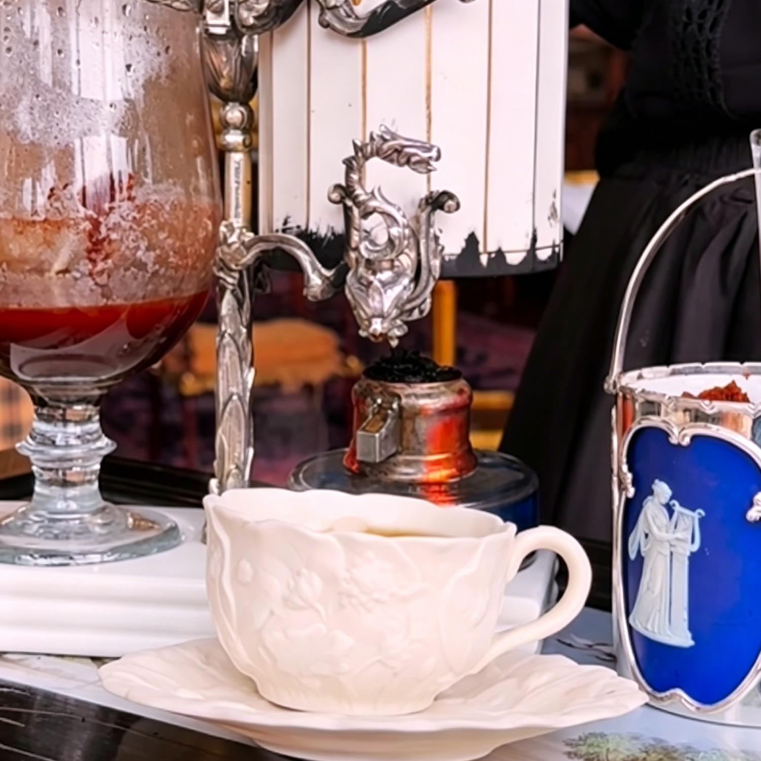Balanced siphon vacuum coffee machine