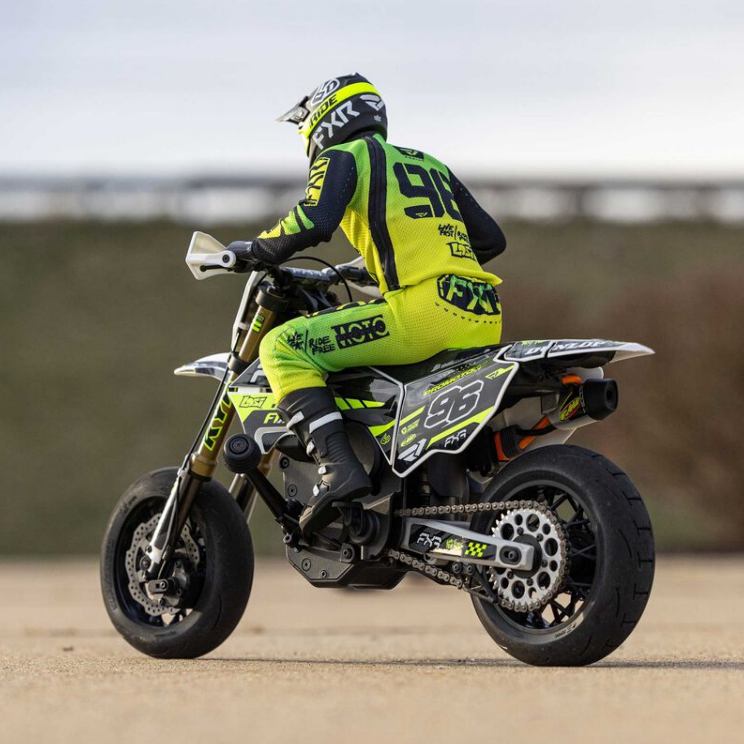 Super Remote‑Control Motorcycle – High‑Speed RC Road Racer