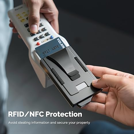 Men's wallet with coin holder and ID window - holds up to 20 cards