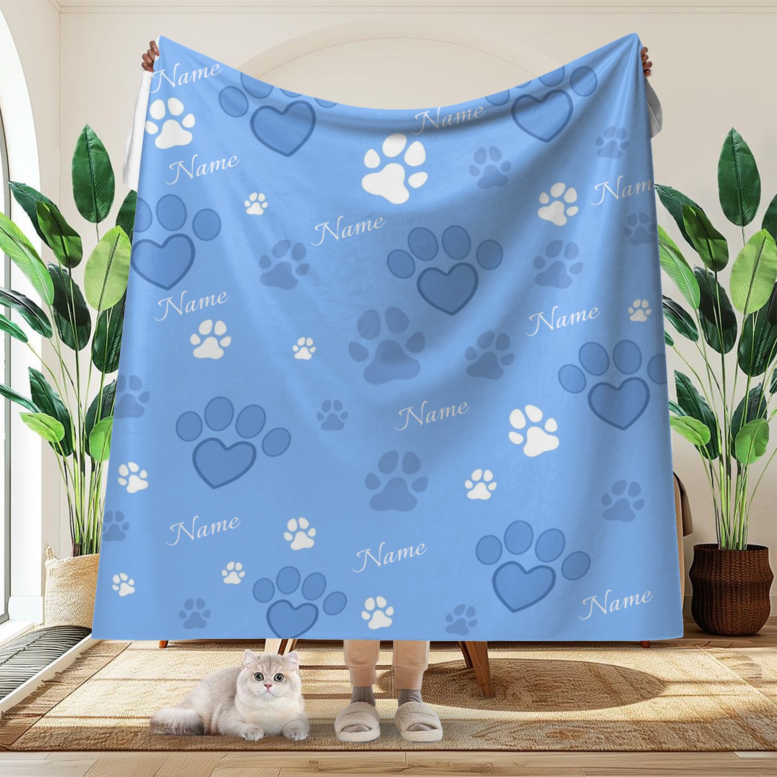 Decke mit Pfotenabdruckmuster und aufgedrucktem Haustiernamen.