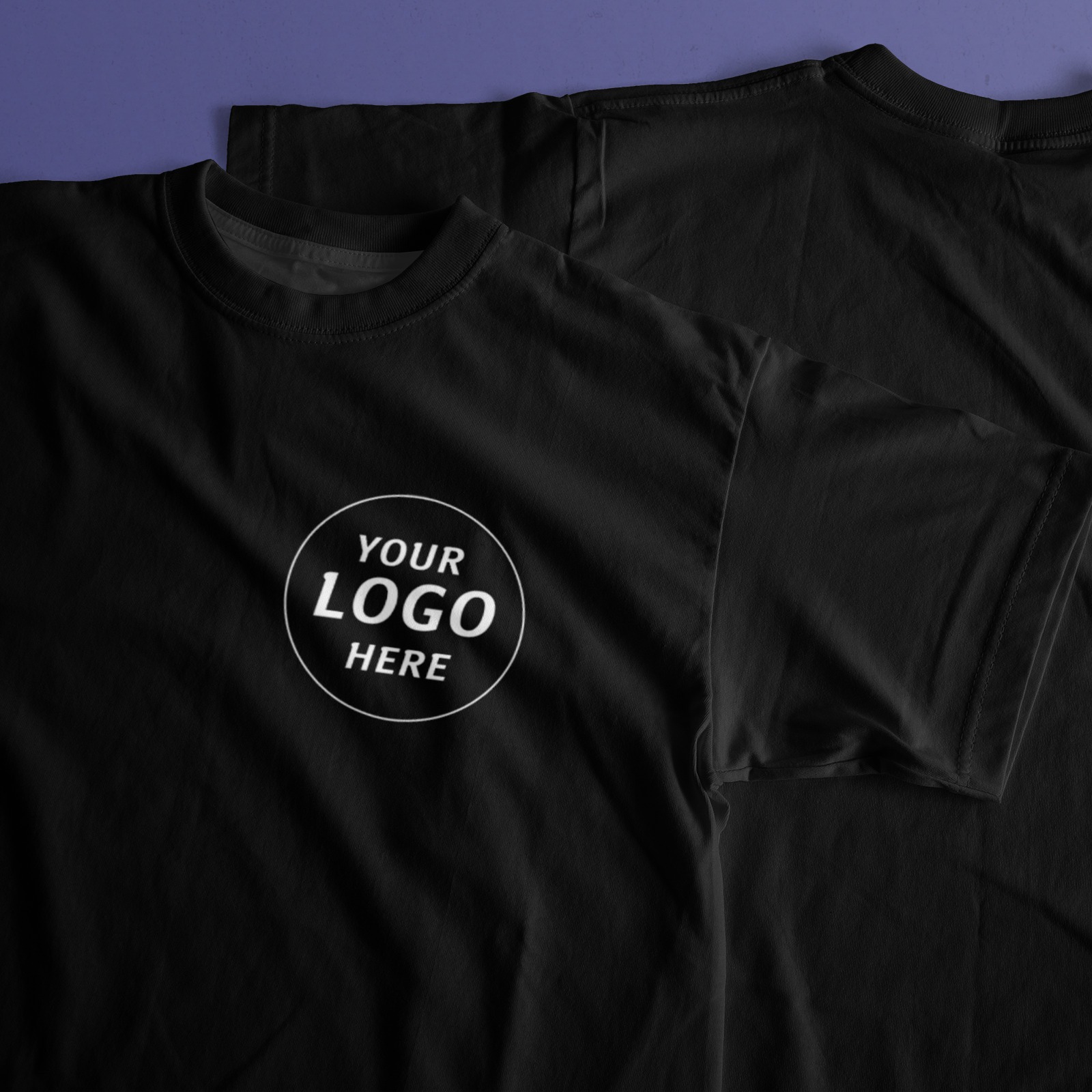 Schwarzes Gedenk-T-Shirt mit individuell gestaltbarem Logo auf der Brust.