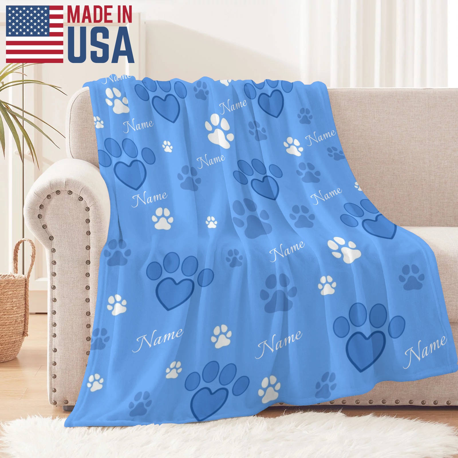 Decke mit Pfotenabdruckmuster und aufgedrucktem Haustiernamen.