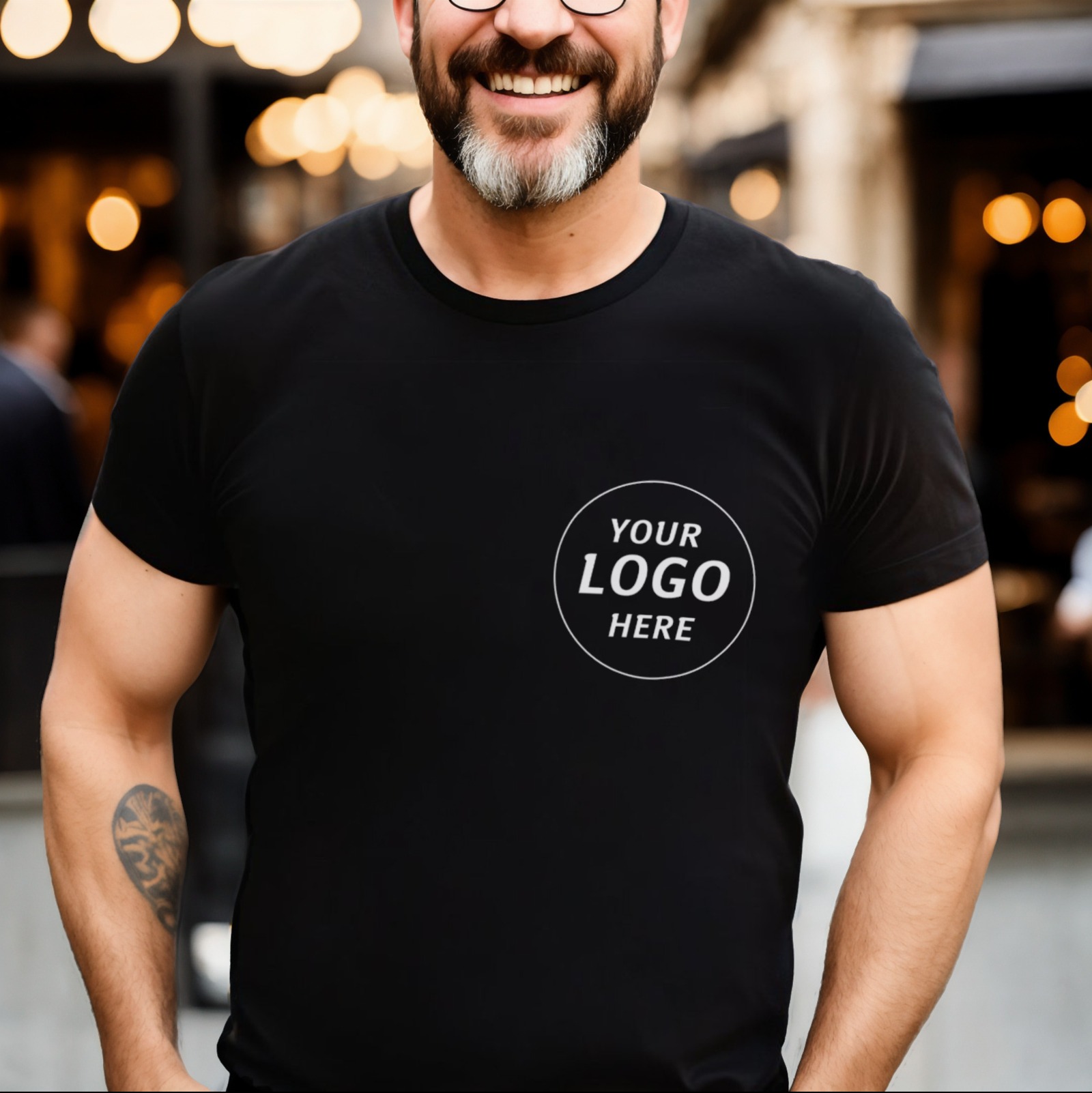 Schwarzes Gedenk-T-Shirt mit individuell gestaltbarem Logo auf der Brust.