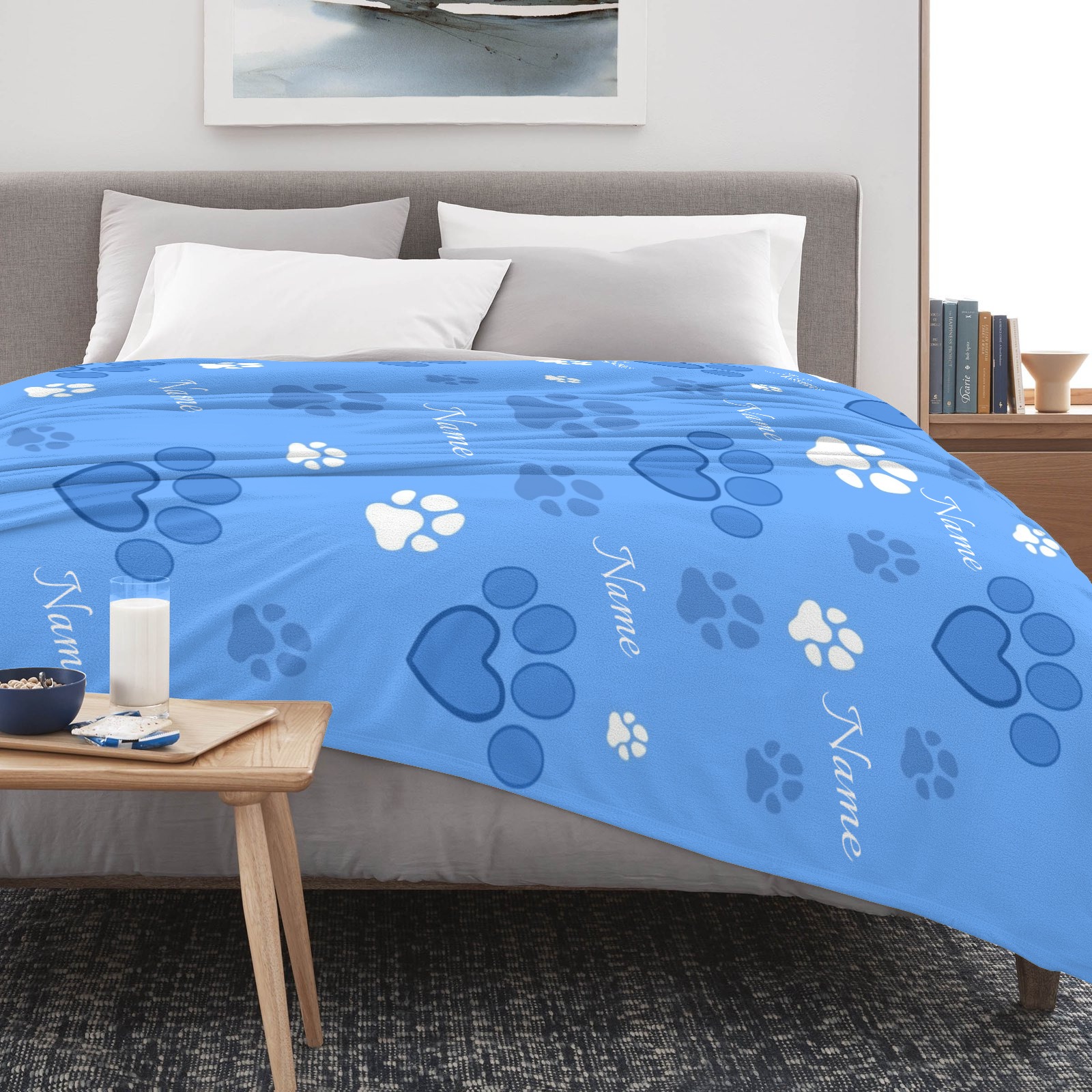 Decke mit Pfotenabdruckmuster und aufgedrucktem Haustiernamen.