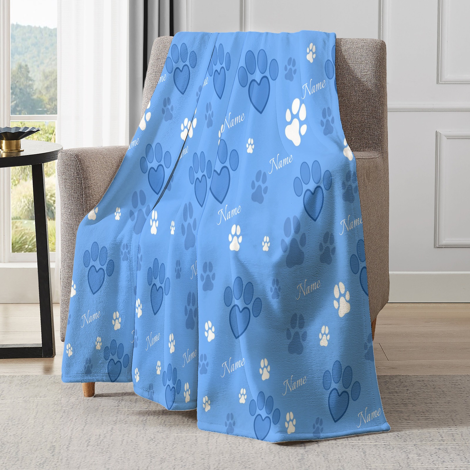 Decke mit Pfotenabdruckmuster und aufgedrucktem Haustiernamen.