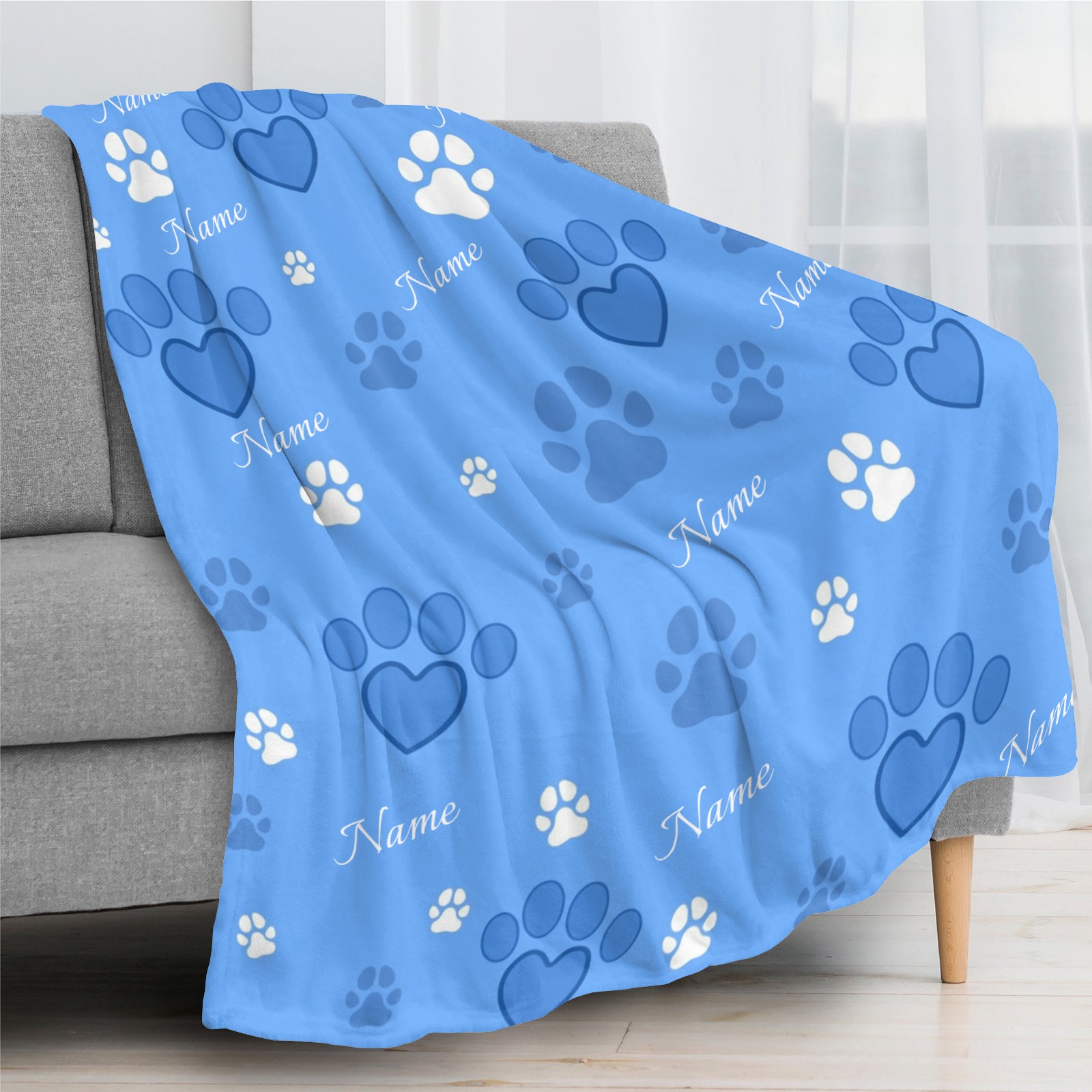 Decke mit Pfotenabdruckmuster und aufgedrucktem Haustiernamen.