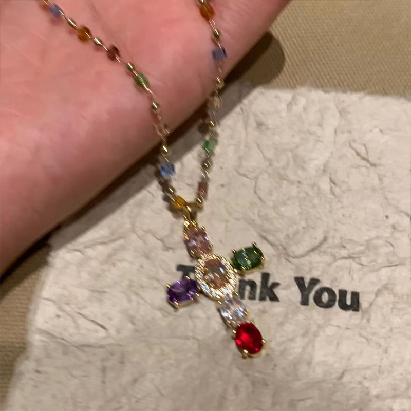 Цветни колиета с кристален кръст