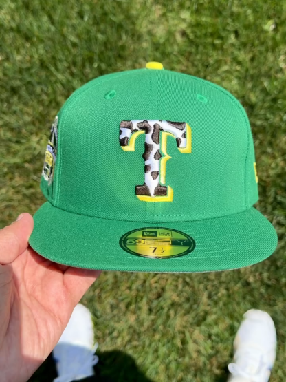 NEW ERA TEXAS RANGERS COW PRINT T LOGO 59FIFTY KELLY GREEN FITTED HAT