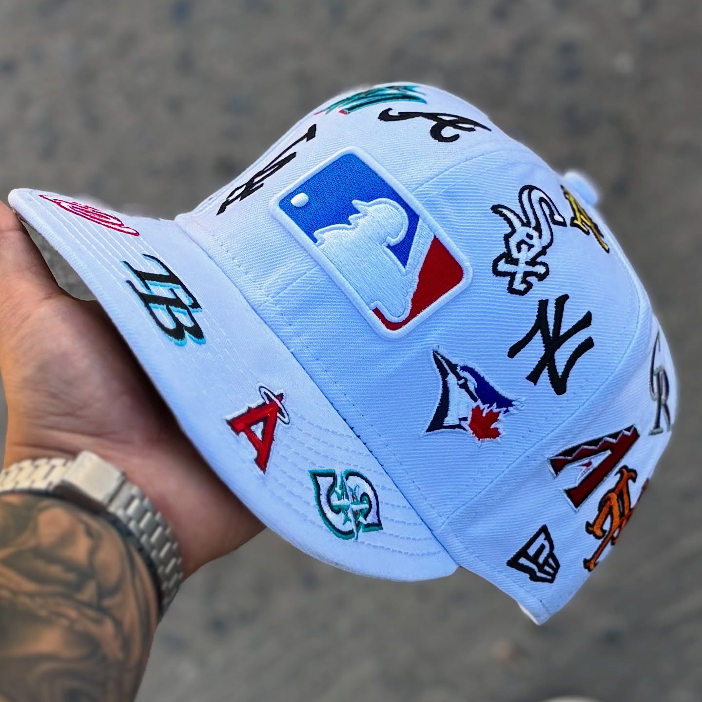 NEW ERA TEAMS PATCH LOGOS ALL-OVER WHITE EMBROIDERED CASUAL BASEBALL CAP-Thesouthcaps