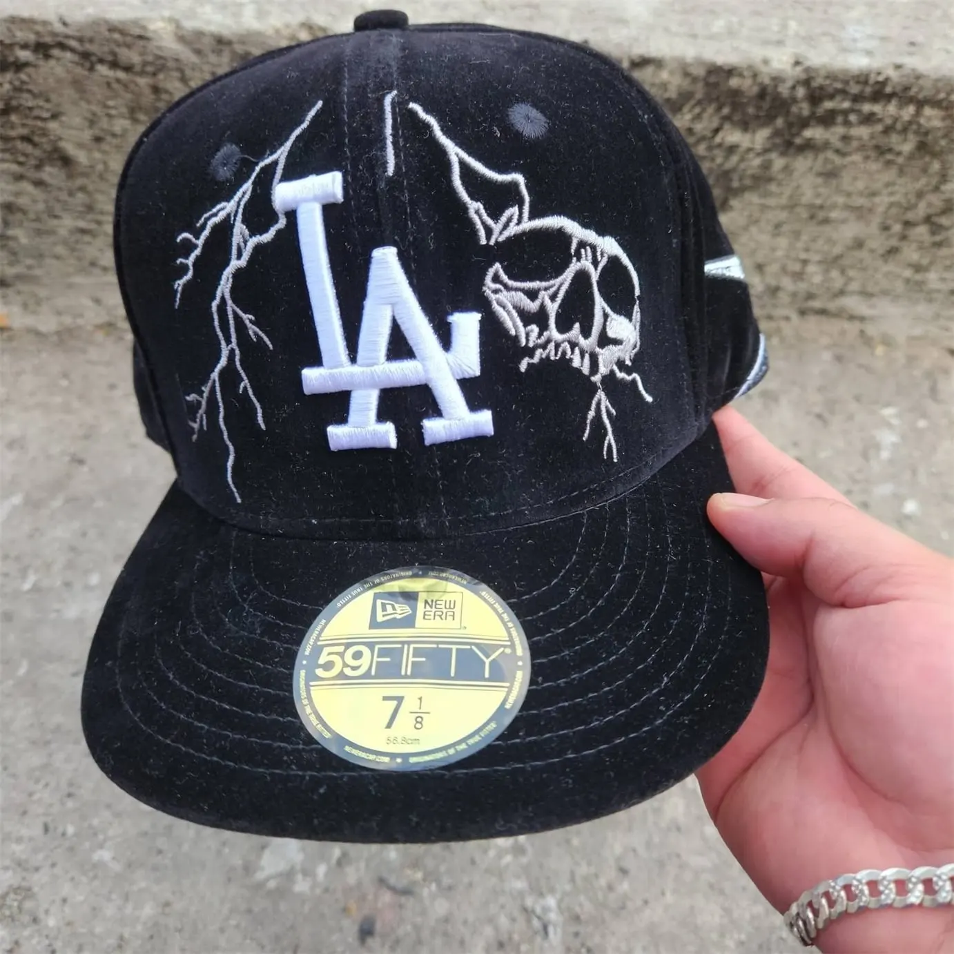 NEW ERA LOS ANGELES SKULL LIGHTNING FITTED CAP – BLACK EMBROIDERED FLAT BRIM BASEBALL HAT-Thesouthcaps