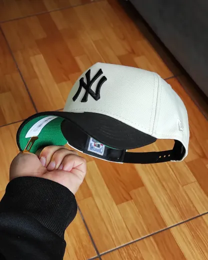 NEW ERA NEW YORK YANKEES SUBWAY SERIES 2000 CHROME TWO TONE EDITION 9FORTY A FRAME SNAPBACK CAP