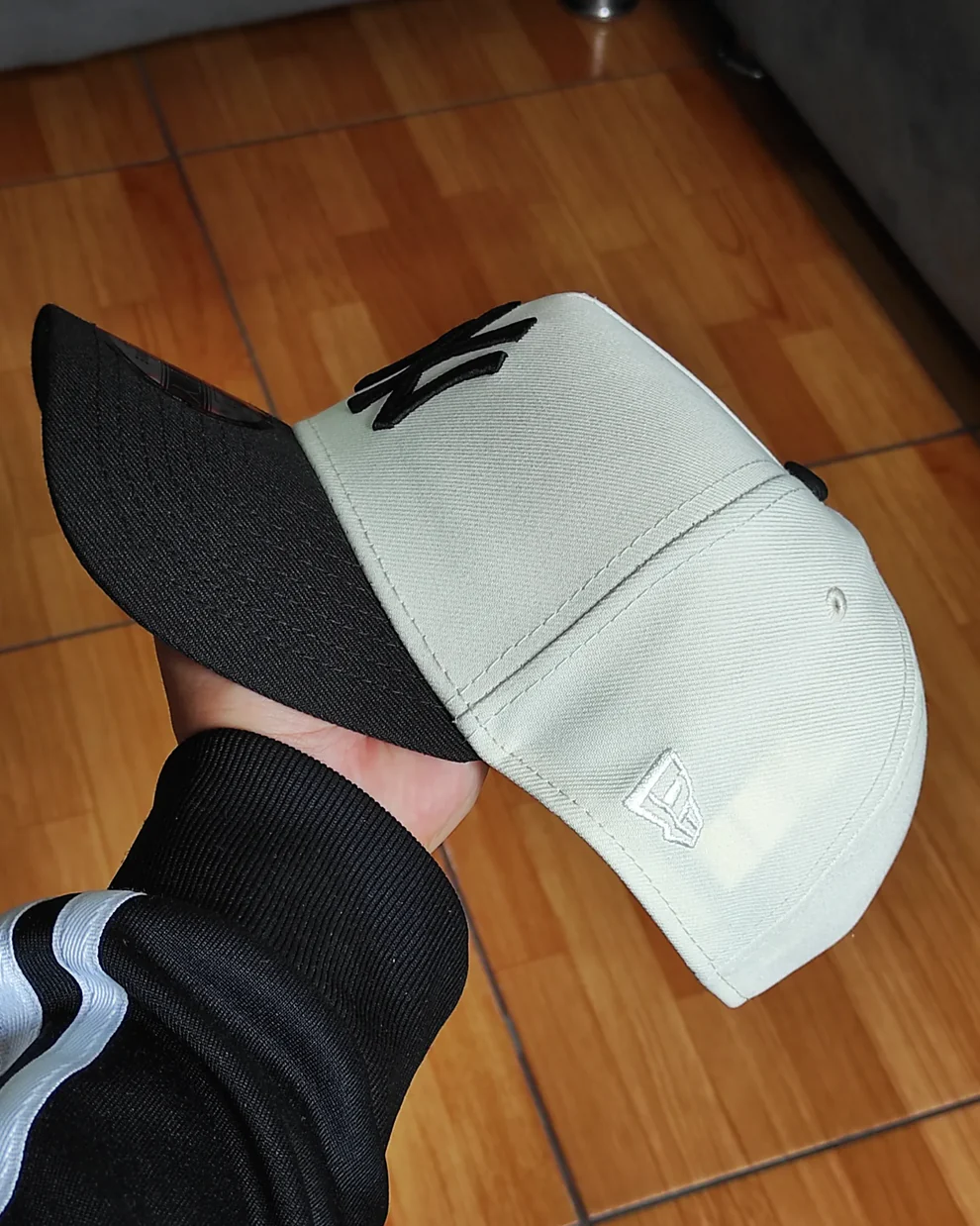 NEW ERA NEW YORK YANKEES SUBWAY SERIES 2000 CHROME TWO TONE EDITION 9FORTY A FRAME SNAPBACK CAP