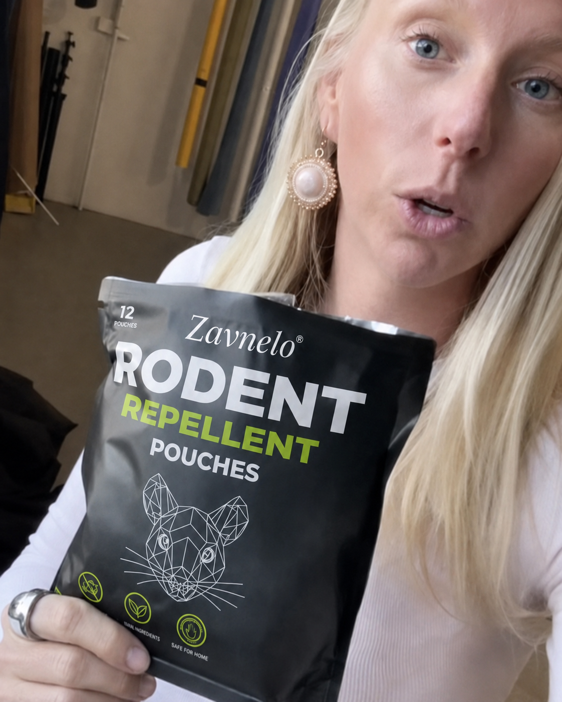 Customer review holding Lovevel Rodent Repellent Pouches