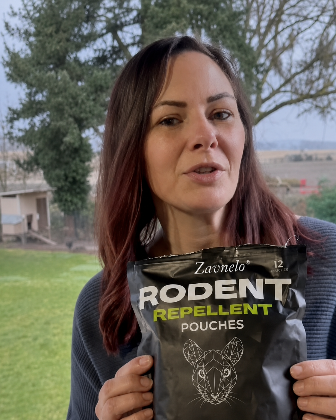 Customer review holding Lovevel Rodent Repellent Pouches