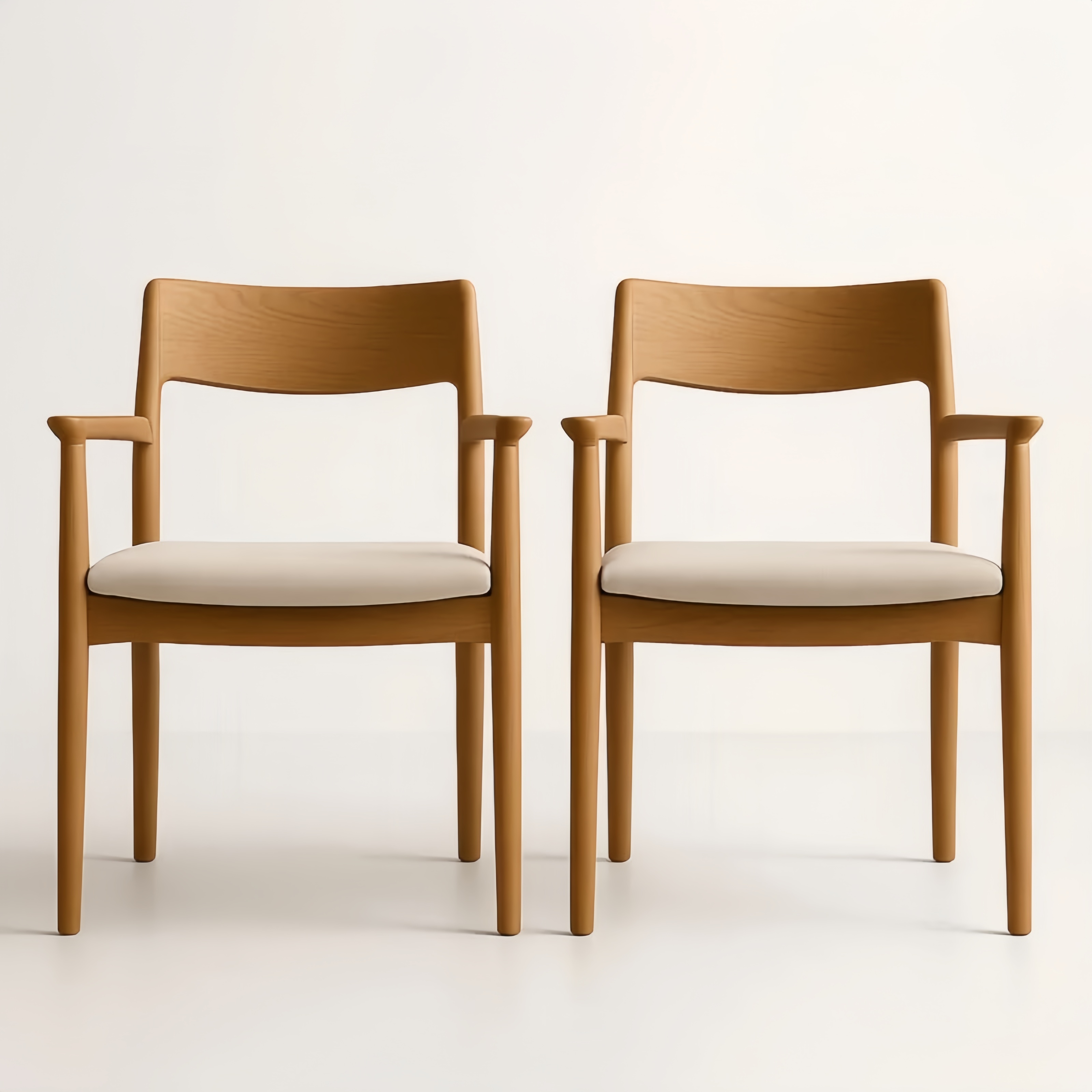 Paire de chaises en bois avec assise en tissu