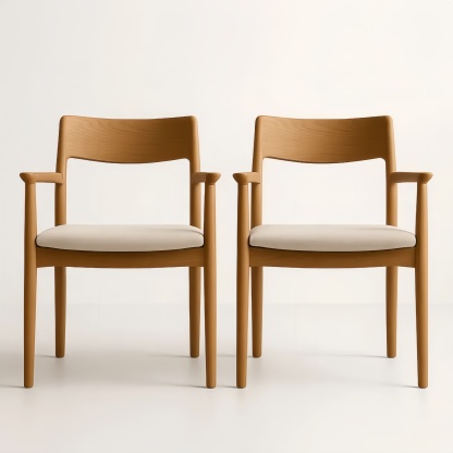 Paire de chaises en bois avec assise en tissu