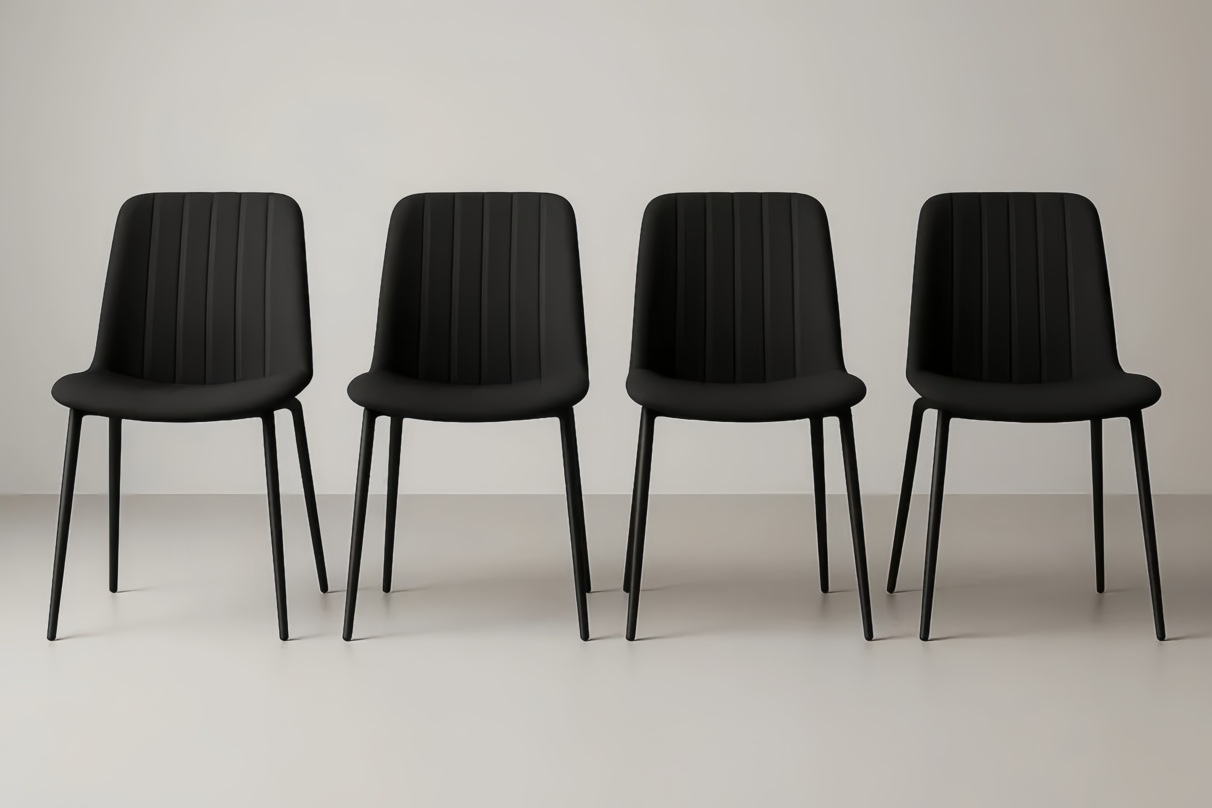 Ensemble de 4 chaises en tissu noir avec pieds en métal