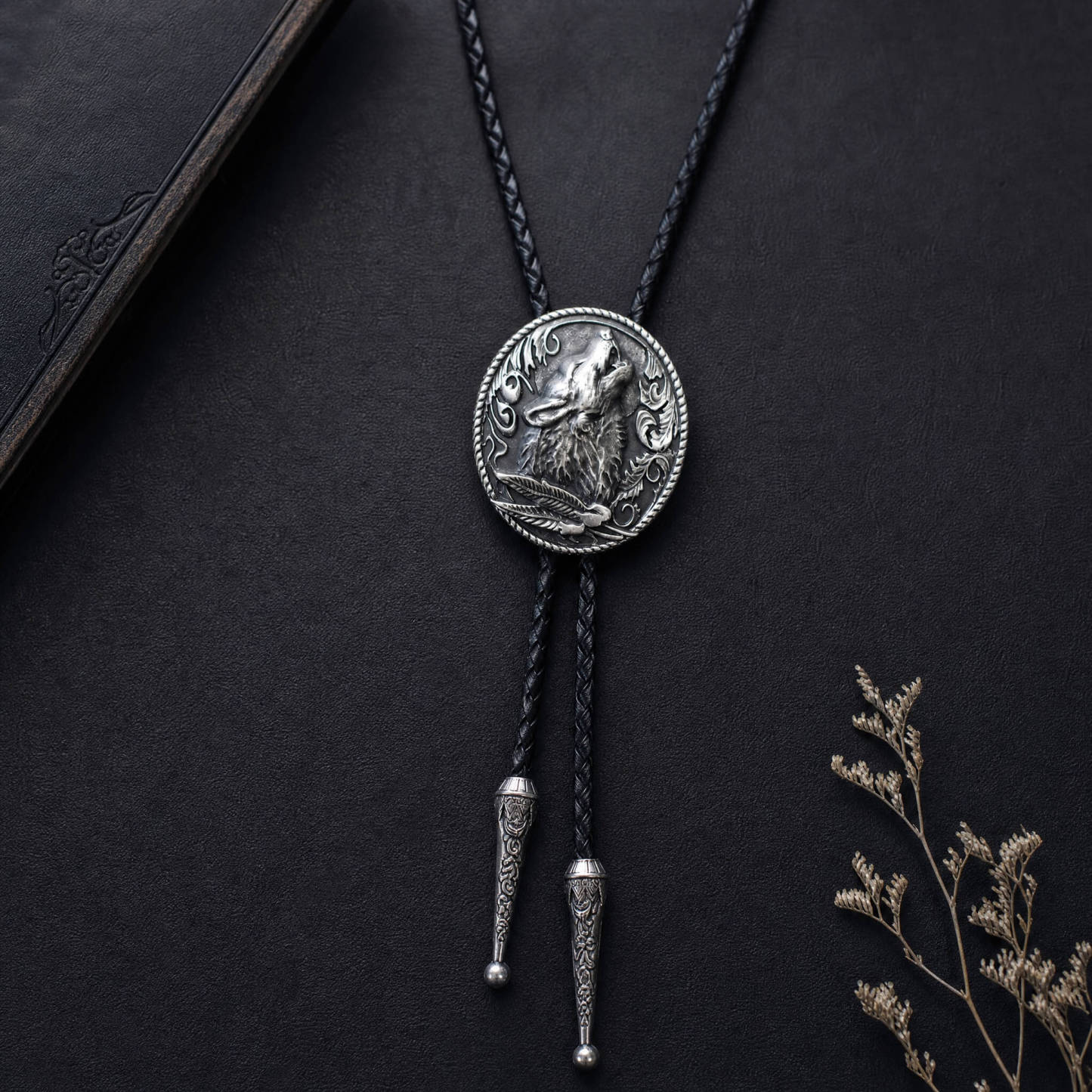 reliccraft-howling-lone-wolf-feather-oval-antique-silver-tone-zinc-alloy-western-bolo-tie-ornament-slide-front-view