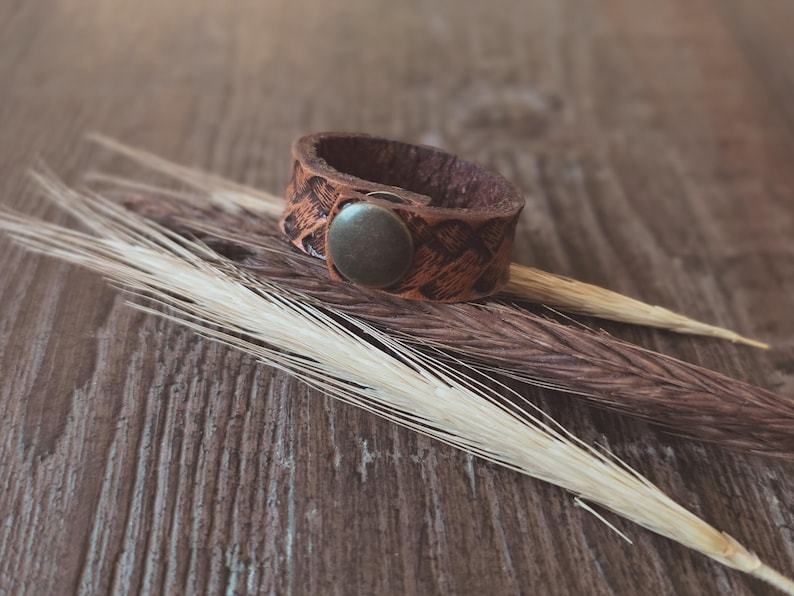 Leather Wild Rag Slide: Tooled Scarf & Bandana Keeper-MesaThread