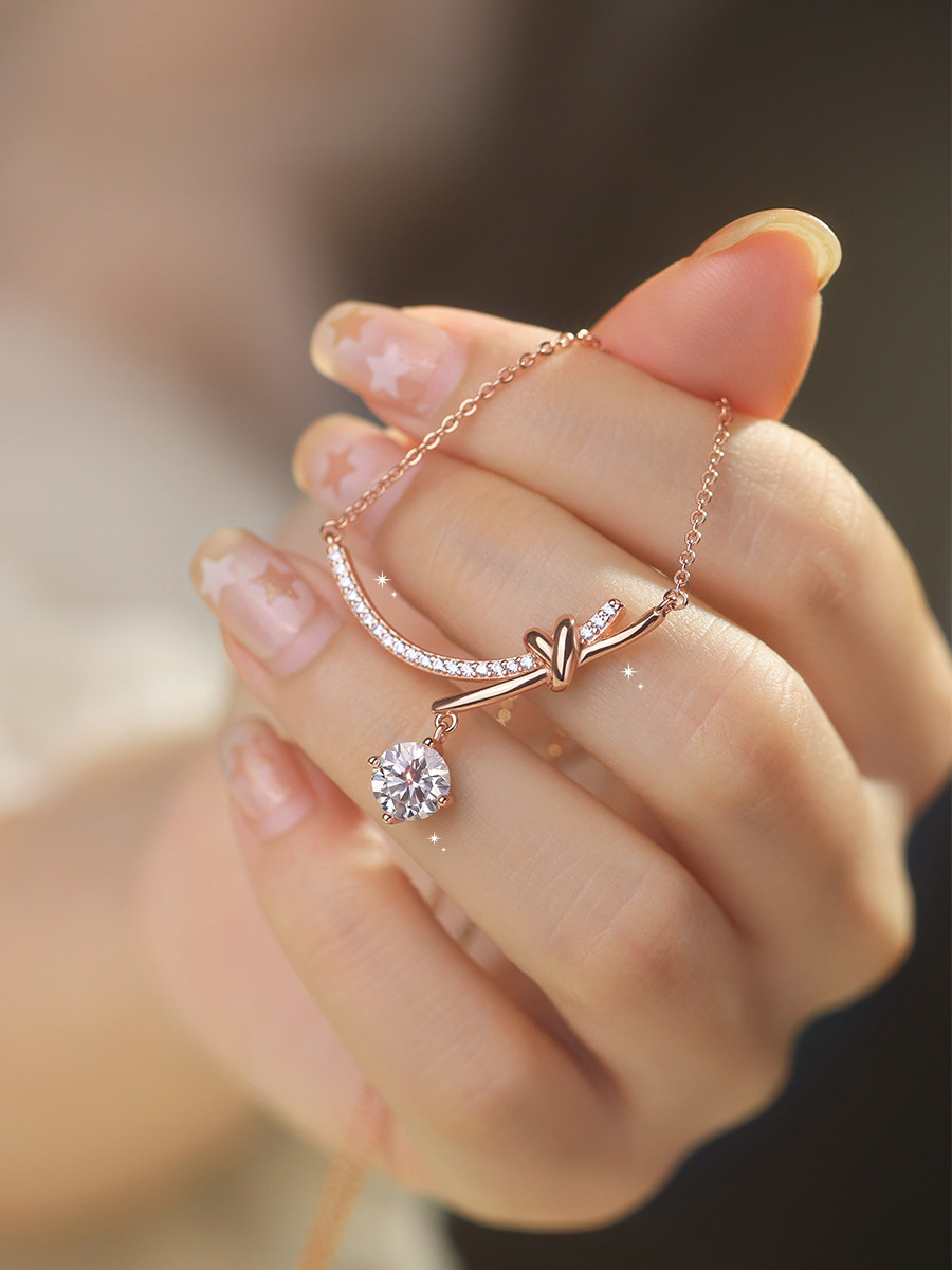 Bold&Chice Bow Knot Moissanite Necklace, 1CT Lab Created Moissanite Pendant, Rose Gold Plated Curved Bar Necklace for Women