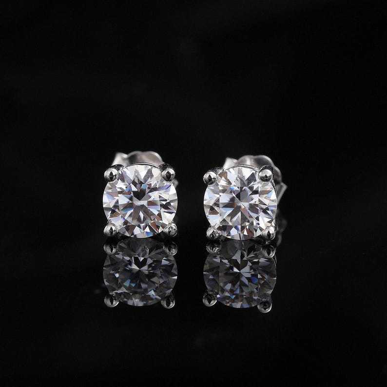 🔥2026 Hot Sale 70% OFF!🔥Classic 4-Prong Moissanite Earrings