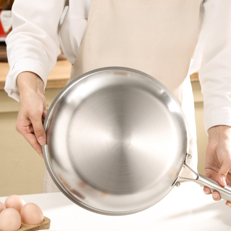 Trójwarstwowa stalowa patelnia z powłoką nieprzywierającą