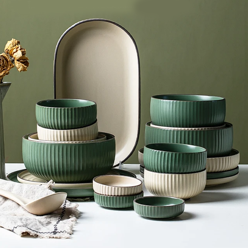 Das gesamte Geschirr