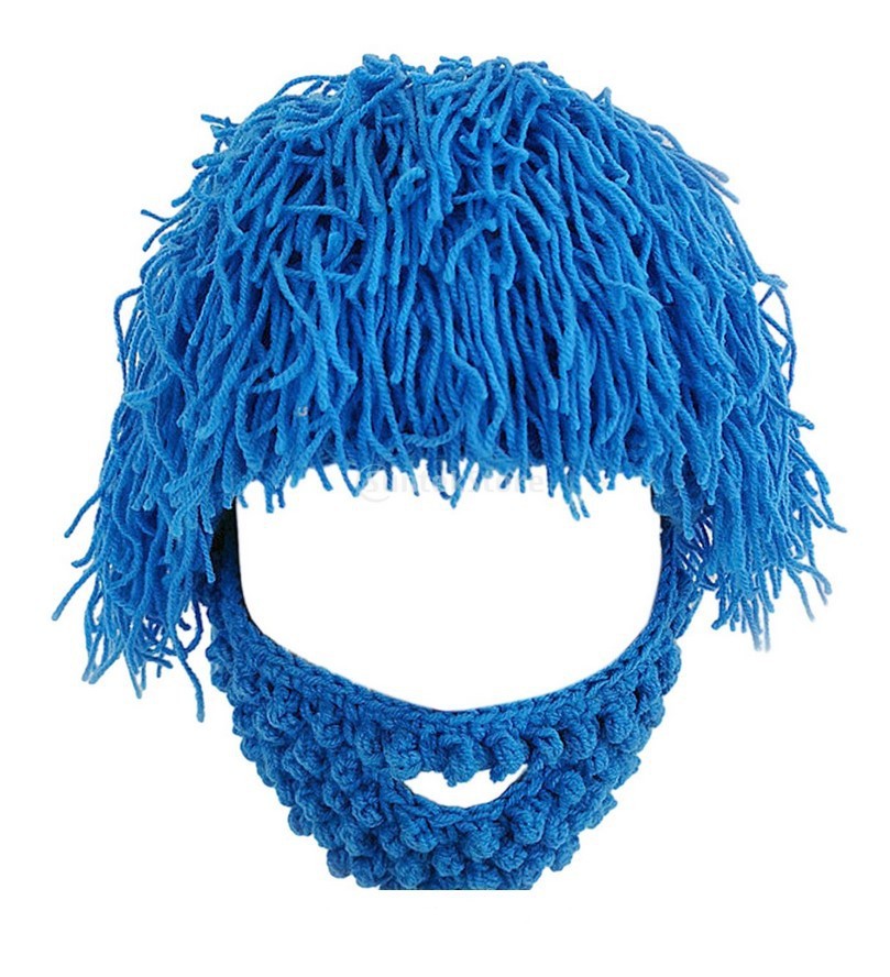 Punk stílusú sapka, hozzáerősített egyenes parókával és kötött szakállal.